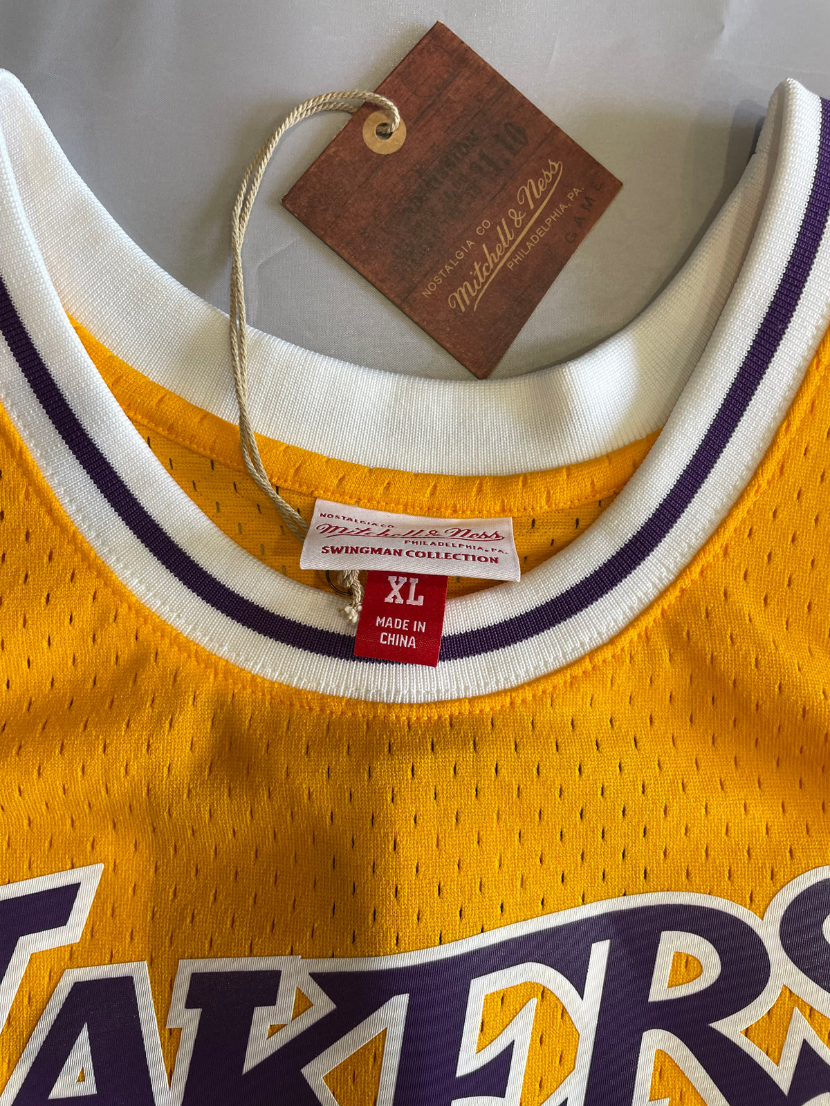 Mitchell & Ness Magic Johnson #32 LA Lakers 1984–85 Swingman Jersey – XL